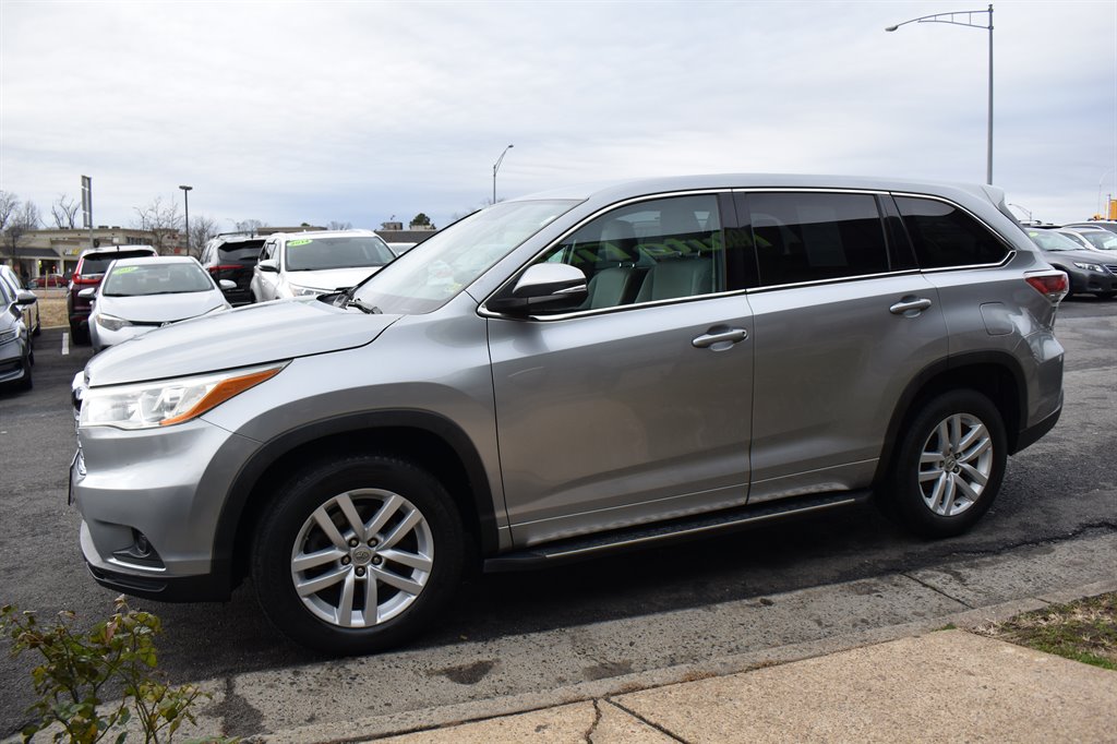 2014 Toyota Highlander LE photo 4