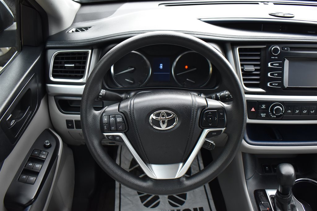 2014 Toyota Highlander LE photo 12