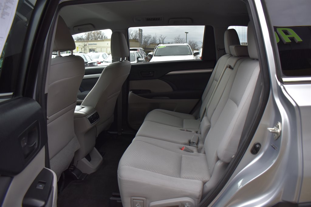 2014 Toyota Highlander LE photo 8