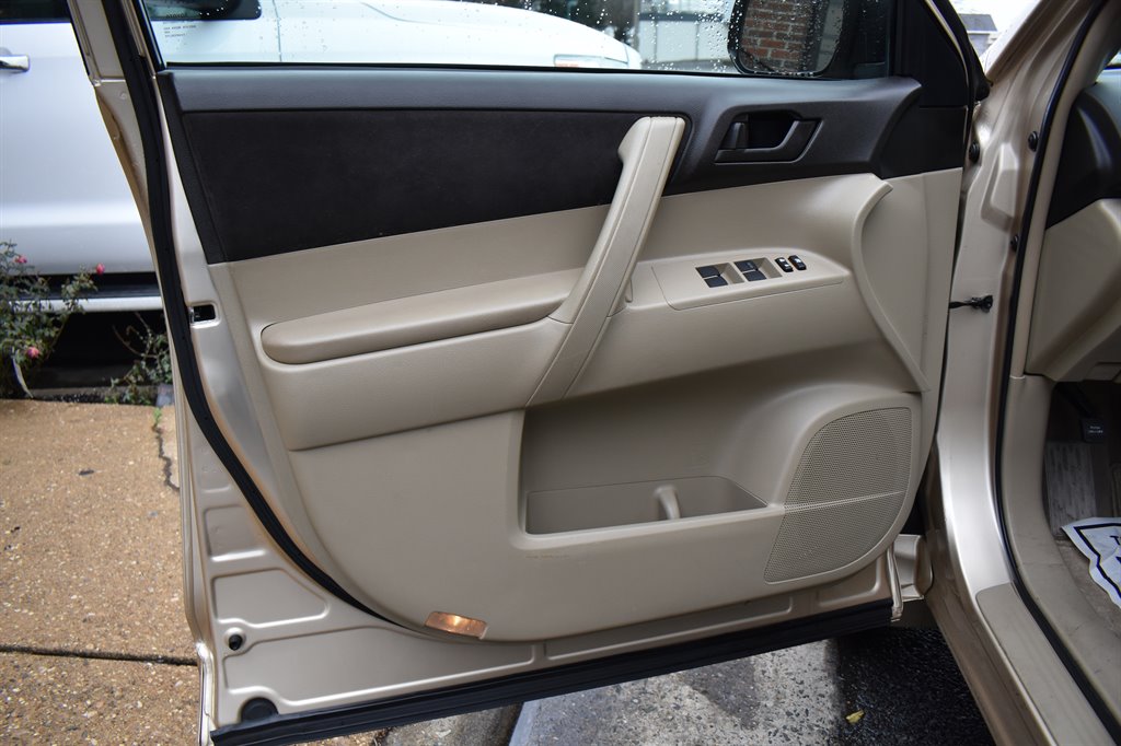 2010 Toyota Highlander Base photo 10