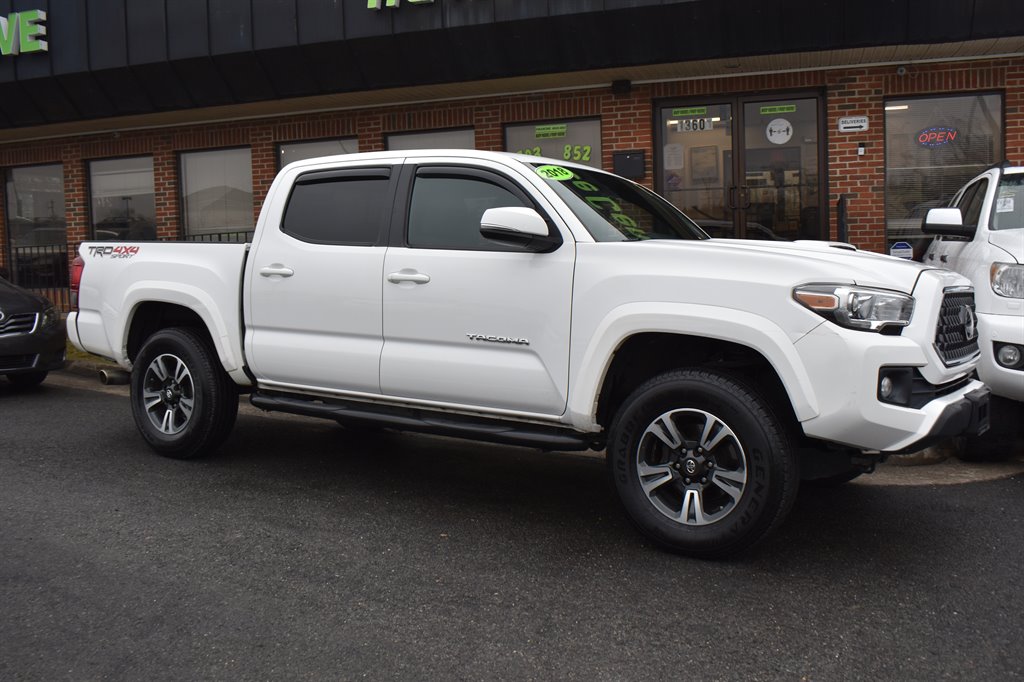 2018 Toyota Tacoma TRD Sport photo 2