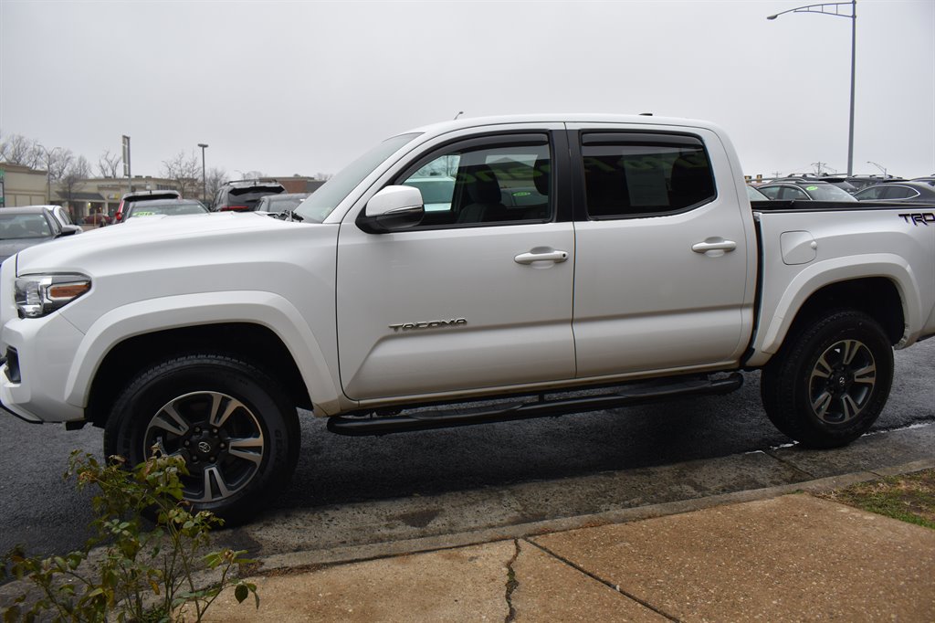 2018 Toyota Tacoma TRD Sport photo 4