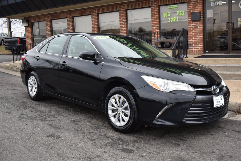 2016 Toyota Camry LE photo 2