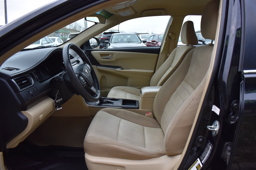 2016 Toyota Camry LE photo 10