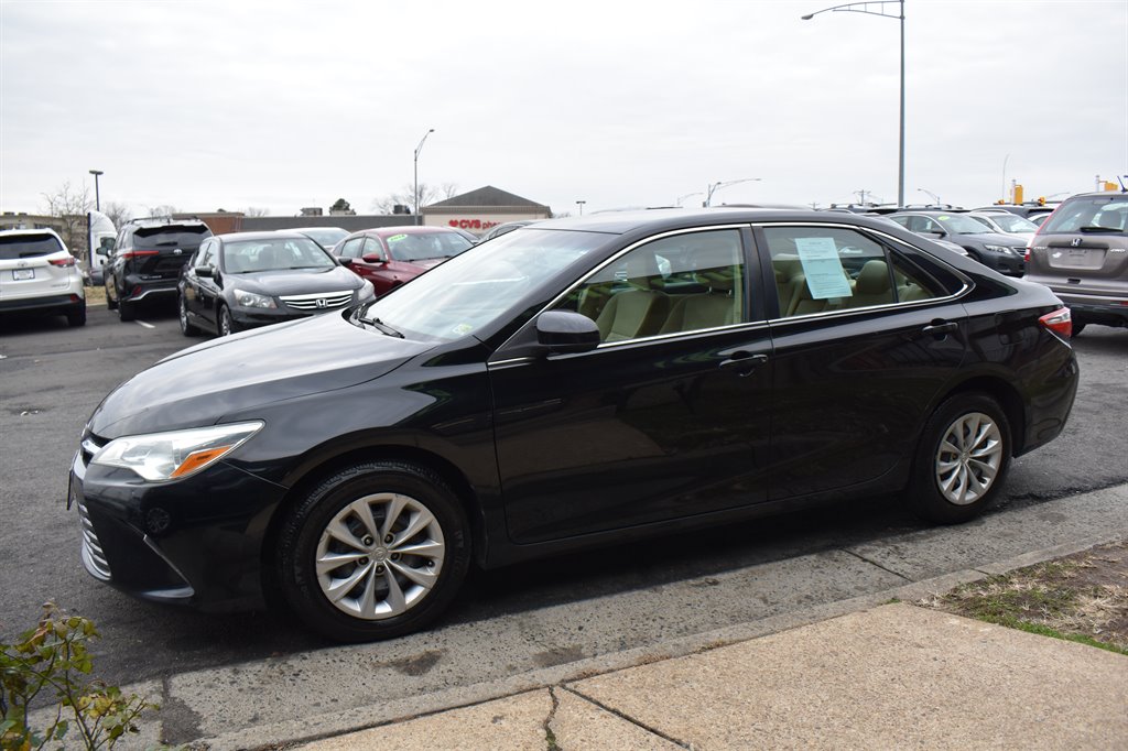 2016 Toyota Camry LE photo 4