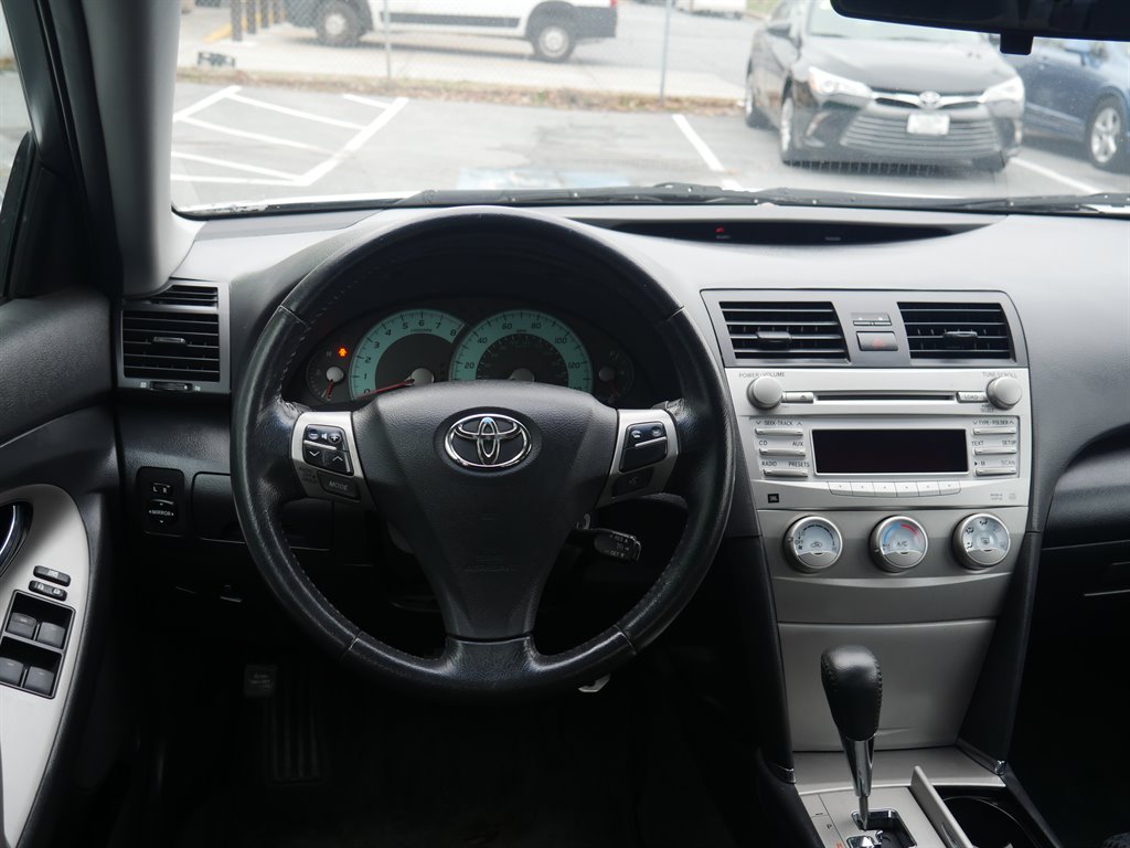 2010 Toyota Camry SE photo 14