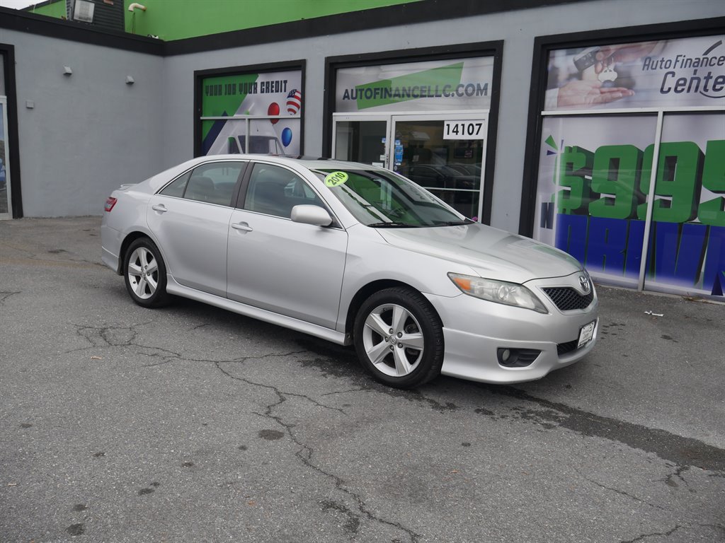 2010 Toyota Camry SE photo 2