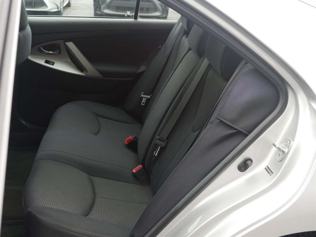 2010 Toyota Camry SE photo 8