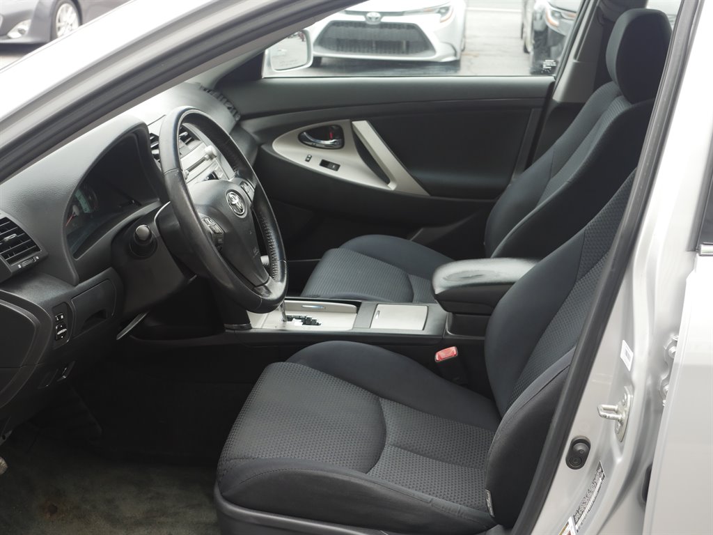 2010 Toyota Camry SE photo 10