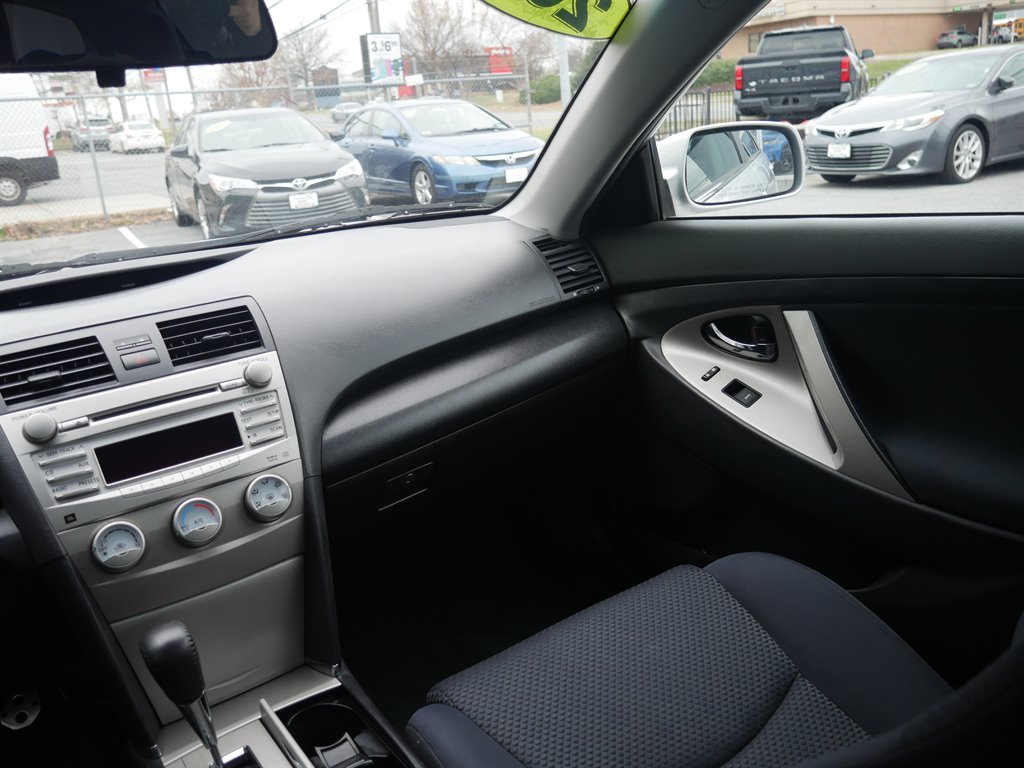 2010 Toyota Camry SE photo 13